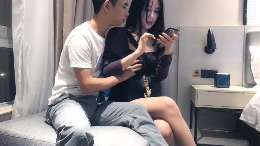 约了个高颜值空姐妹子啪啪，穿上黑丝上位骑乘床边抽插猛操