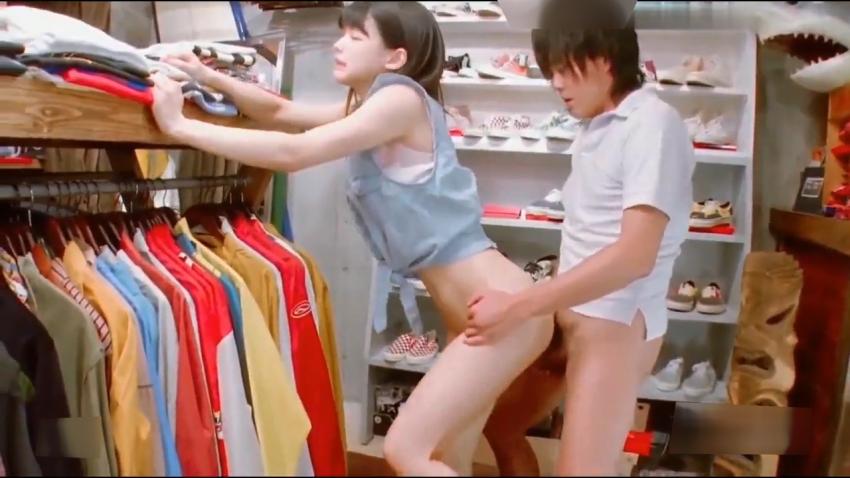 喵ke-小姐姐在自己店里被顾客强奸，中途别的顾客来买东西正在对话被高潮，内射后还抽搐不停