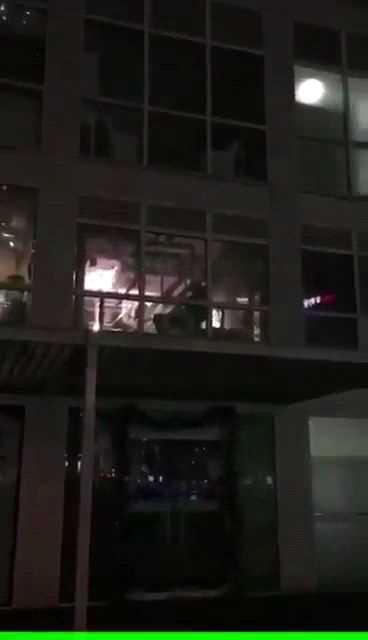 上海某披萨店包间 伪娘被俩个服务生干