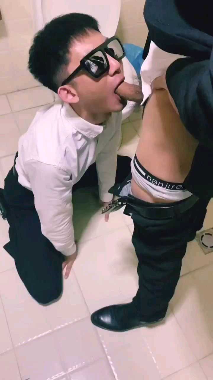 西装帅哥厕所吃大屌