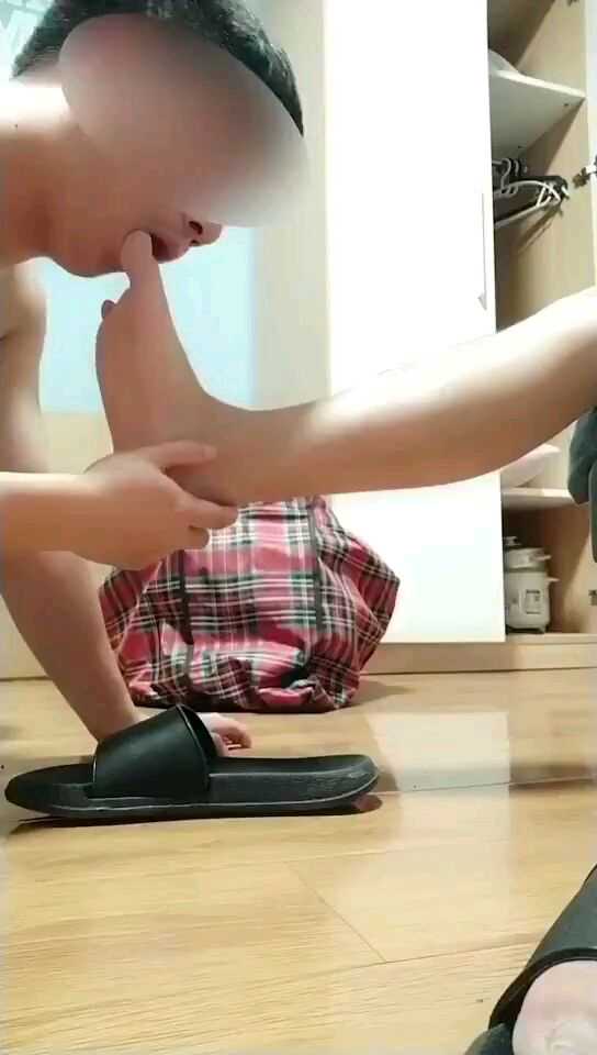 给你爹把脚趾缝里的臭脚泥吃了