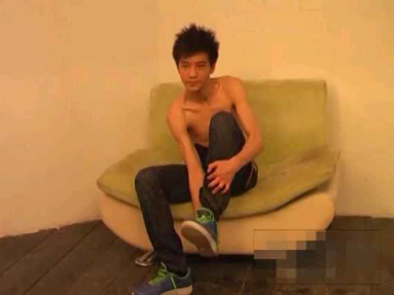 帅气小模特拍摄，全裸出镜，一丝不挂，真帅