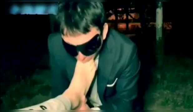 【微剧情】西装帅哥在外面接受主人调教 舔篮球鞋，大脚 写字 辱骂 像狗一样爬