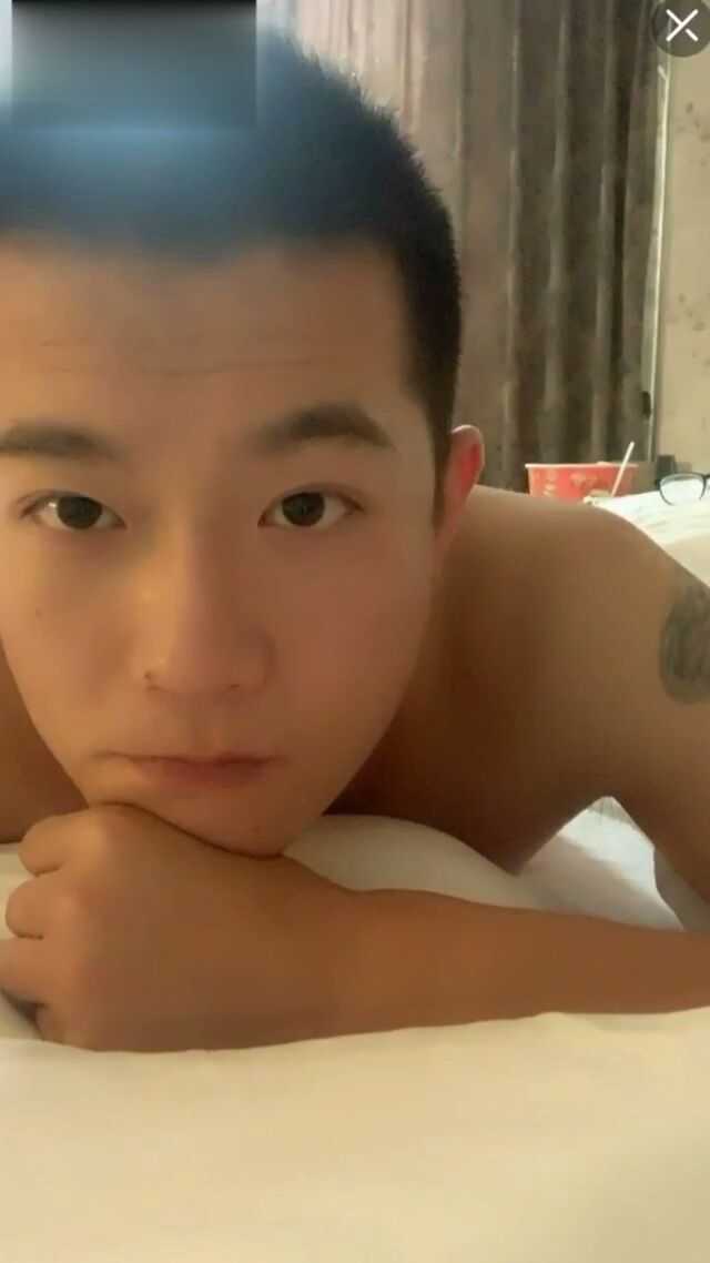 帅气可爱小哥哥直播被猥琐大叔操。。
